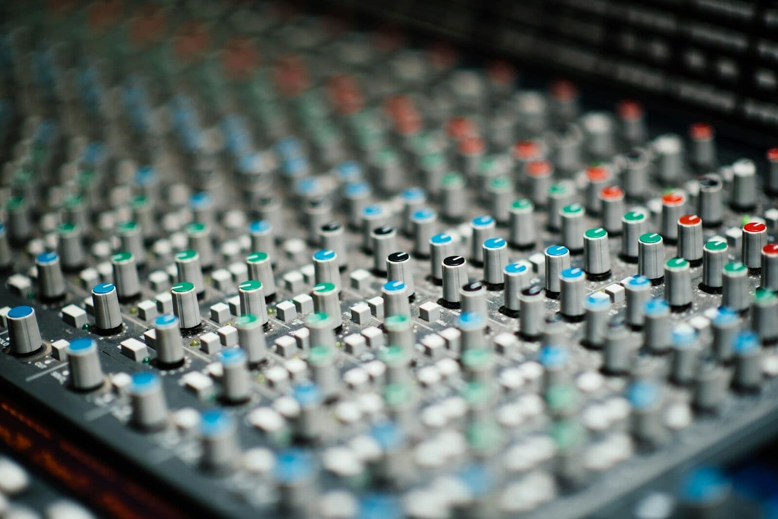 Consola de mezcla de audio en primer plano