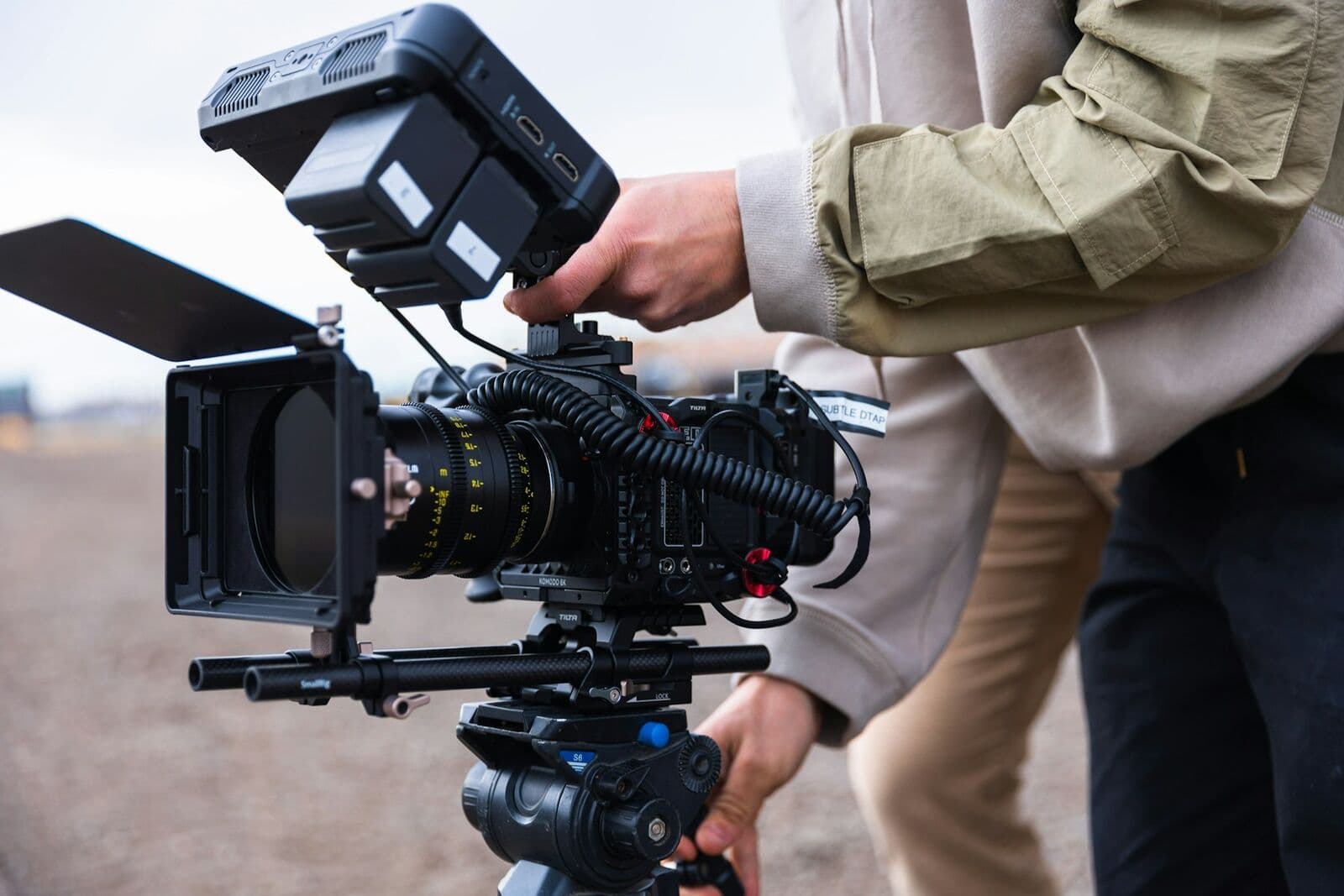 Cámara de cine con lente zoom sobre trípode
