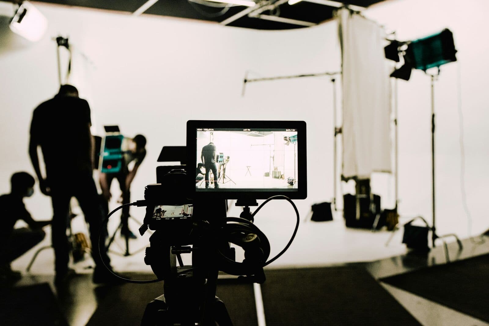 Set de grabación con cámara, monitor y equipo técnico en estudio